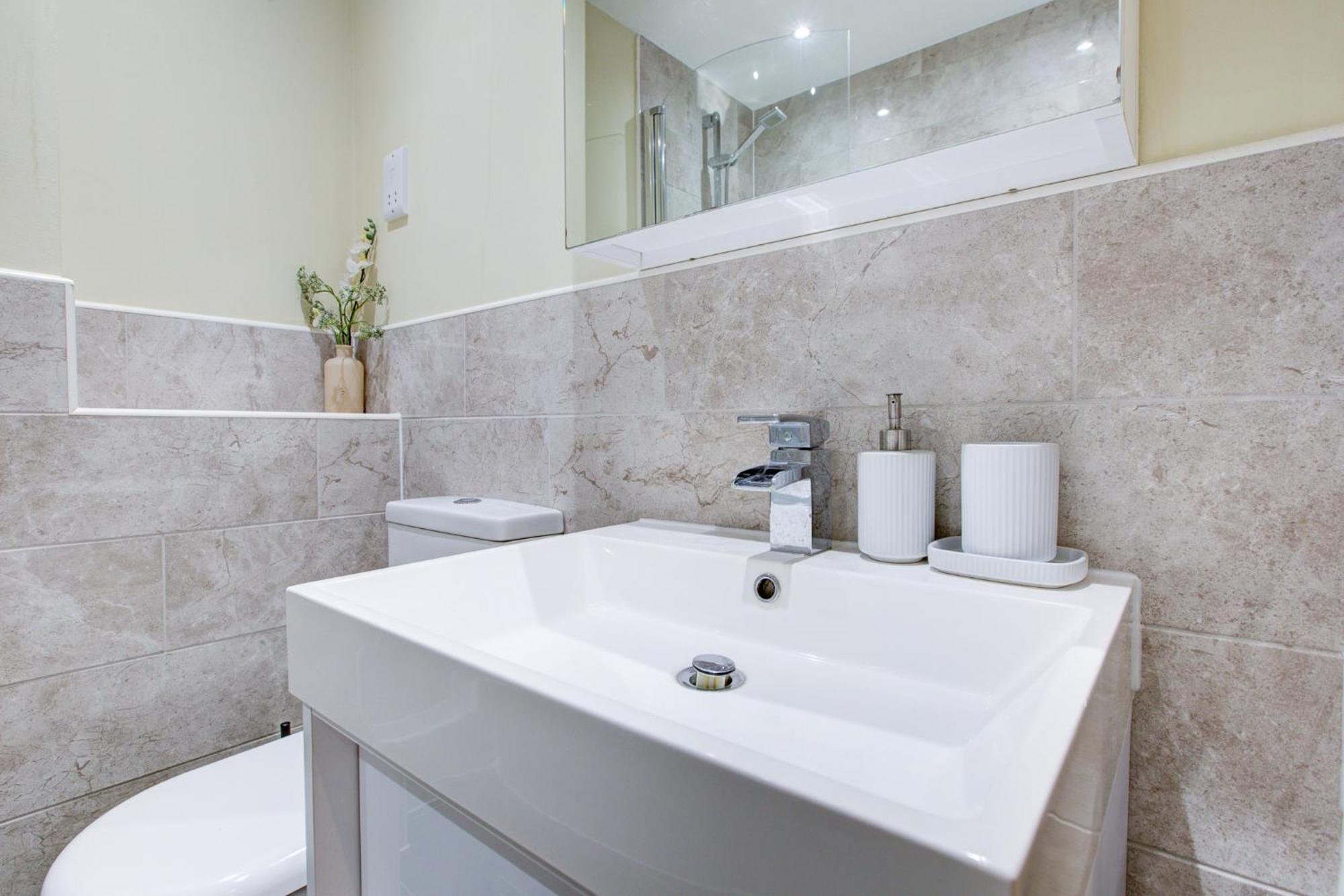 Spacious & Modern 2 Bed Sleeps 5 In Walthamstow Londra Exterior foto